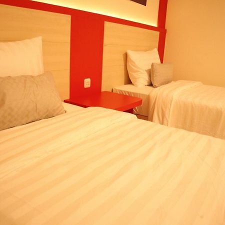 D'Carol Hotel Surabaya Exterior photo