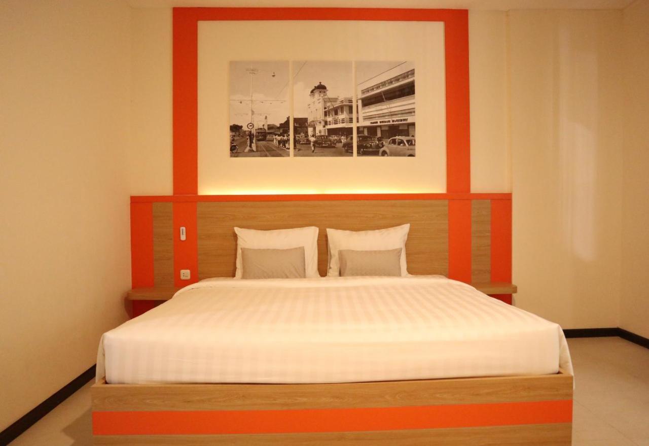 D'Carol Hotel Surabaya Exterior photo