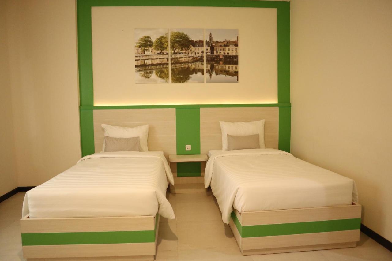 D'Carol Hotel Surabaya Exterior photo