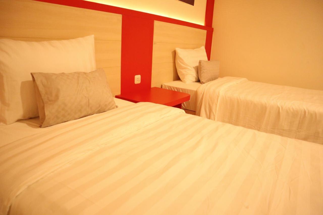 D'Carol Hotel Surabaya Exterior photo